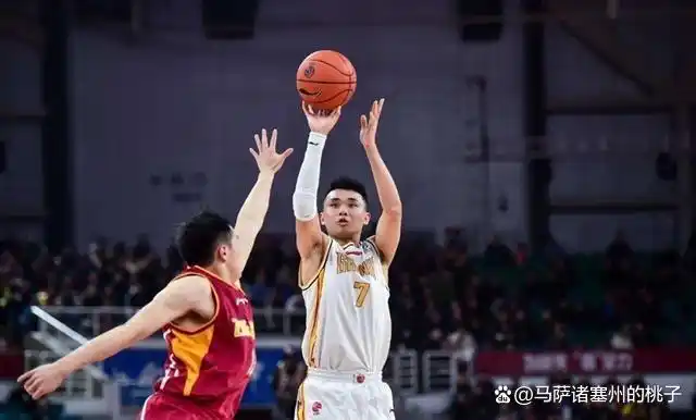 篮球规则什么时候出3分线_篮球比赛出线规则_篮球出线的规则